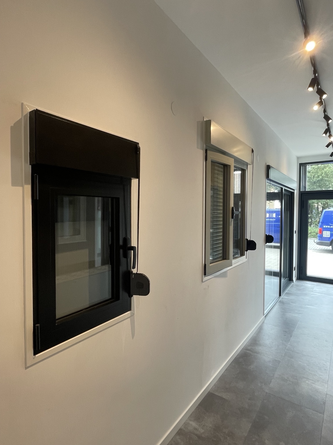 Draai-kiepramen met opbouwrolluiken in de showroom