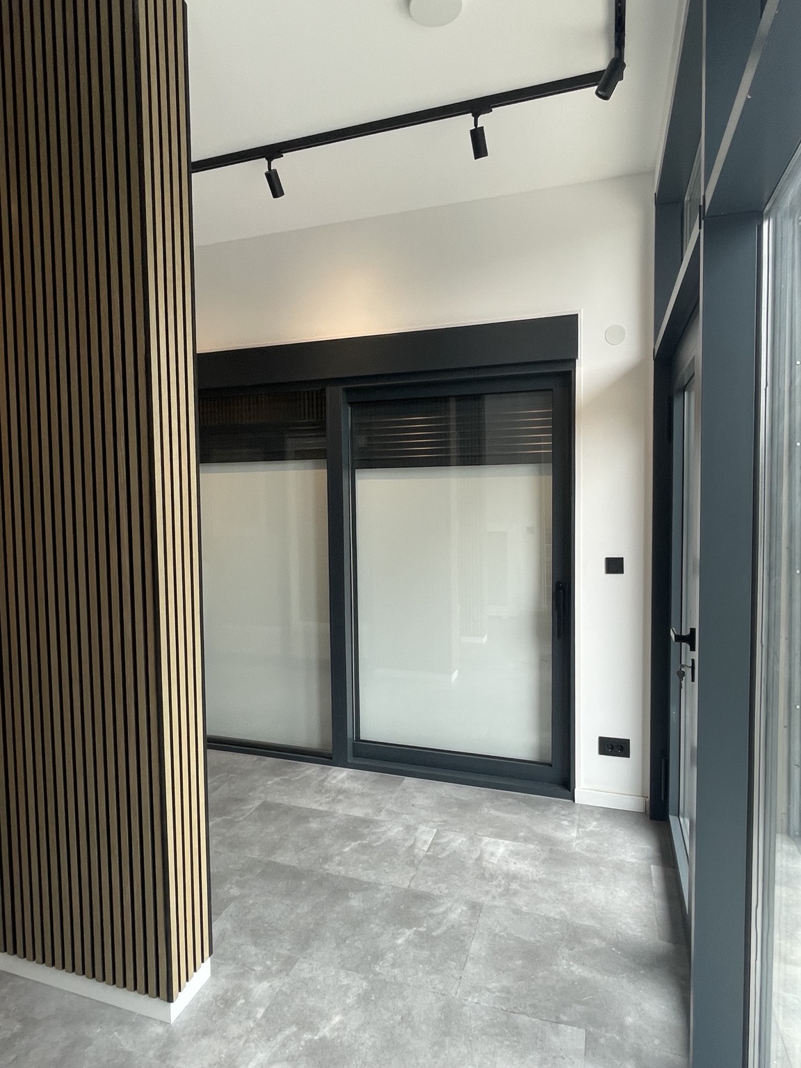 Grote aluminium schuifpui in antraciet